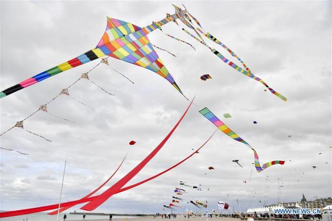 Des cerfs-volants dans le ciel de Dieppe, en France, le 14 septembre 2018. Le 20e festival international de cerf-volant de Dieppe se tient du 8 au 16 septembre, attirant plus de 1.000 passionnés de cerfs-volants de 34 pays et régions. (Xinhua/Chen Yichen)