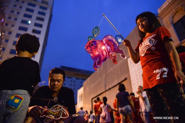  Une fillette tient une lanterne lors d'une célébration de la Fête de la lune à Kuala Lumpur, en Malaisie, le 15 septembre 2018. (Photo : Chong Voon Chung)