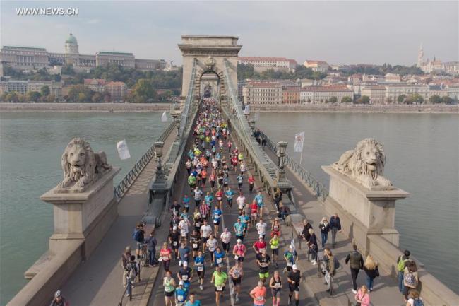  Des participants au marathon de Budapest, en Hongrie, le 7 octobre 2017. Le festival du marathon de Budapest a battu un nouveau record avec plus de 33.000 participants, ont annoncé dimanche les organisateurs. (Photo : Attila Volgyi)
