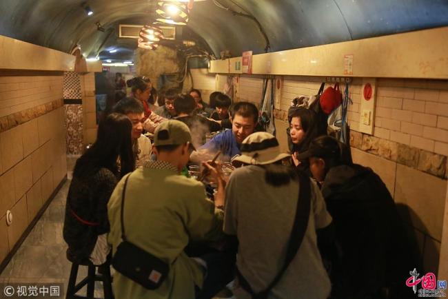 Chongqing: neuf heures de queue pour une fondue
