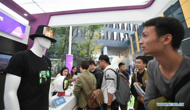 Un visiteur lors de la Semaine nationale 2018 de l'innovation et de l'entrepreunariat de masse à Chengdu, dans la province chinoise du Sichuan (sud-ouest), le 14 octobre 2018. L'événement se déroule du 9 au 15 octobre. (Photo : Xue Yubin)
