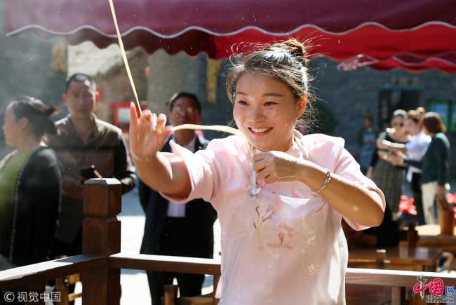 Luoyang : elle prépare des nouilles tout en dansant