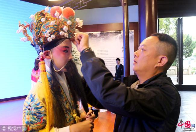 Suzhou : des élèves s’adonnent à l’opéra Kunqu