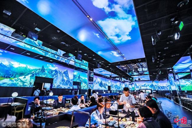 La célèbre chaîne de fondue chinoise Haidilao a ouvert le 23 octobre un restaurant « intelligent » à Beijing. Grâce au big data, le restaurant peut proposer des bouillons répondant aux goûts de chaque client.