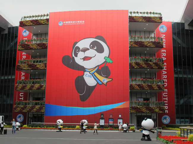 Jinbao, un panda géant portant une écharpe, est la mascotte de la première Exposition internationale d’Importation de la Chine (CIIE).