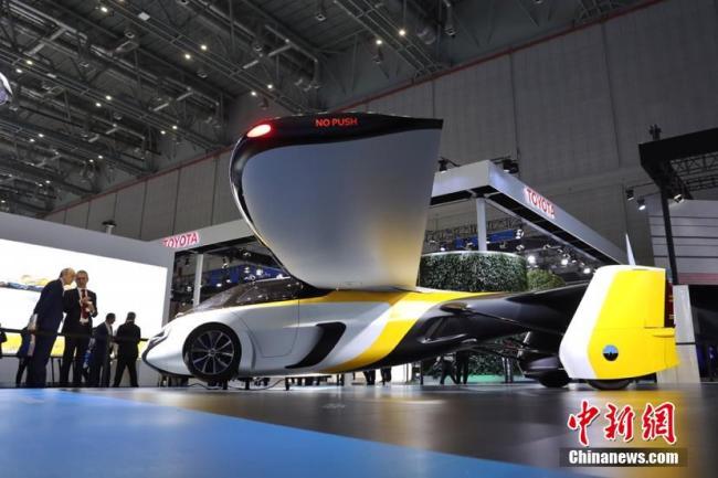 La première édition de la Foire internationale des importations de Chine (CIIE) a ouvert ses portes le 5 novembre à Shanghai avec son lot de produits révolutionnaires. L’AeroMobil, la voiture la plus fantastique exposée, est en mesure de se transformer en aéronef en trois minutes. Sa vitesse maximale annoncée pourra atteindre 160 km/h en mode voiture et 360 km/h en mode de vol.