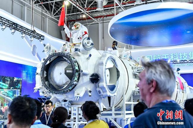 La station spatiale chinoise « Tiangong » a été présentée lors de la 12e édition du Salon aéronautique international de Zhuhai en Chine.