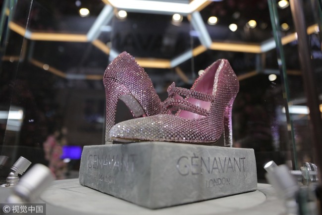 Les incroyables chaussures décorées de diamants roses « Chun Can », présentées lors de l'exposition « Stars » de la toute première Foire internationale des importations de Chine (China International Import Expo, CIIE), le 5 novembre 2018 à Shanghai.