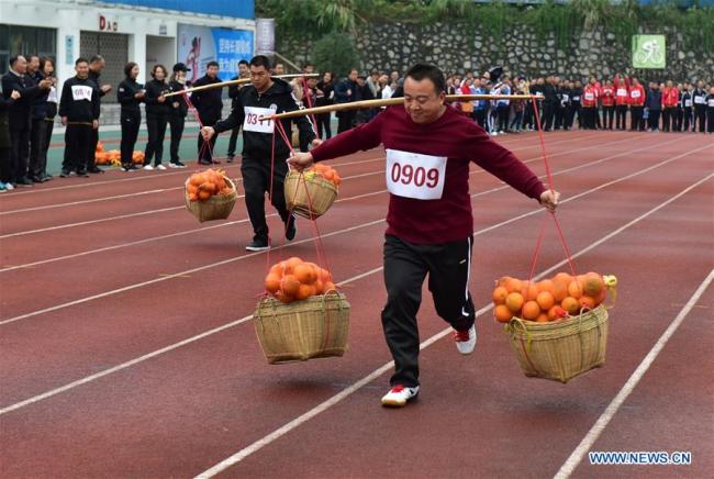 Des agriculteurs participent à des rencontres sportives pour célébrer les récoltes dans le district de Zigui, administré par la ville de Yichang, dans la province du Hubei, en Chine centrale, le 11 novembre 2018. (Photo : Wang Huifu)