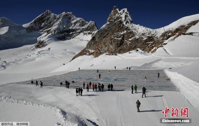 Suisse : la plus grande carte postale du monde au sommet du Jungfrau