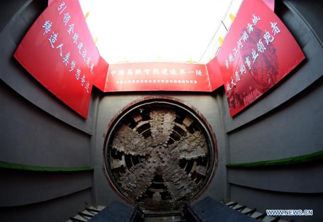 Photo prise le 20 novembre 2018, montrant le tunnelier du tunnel de Qinghuayuan sur un chantier de construction à Beijing. Les travaux sur le tunnel de Qinghuayuan ont été achevés le 20 novembre. Le tunnel mesure 6,02 km de long et 12,64 mètres de diamètre, et son achèvement jette les bases de l’ouverture du chemin de fer à grande vitesse Beijing-Zhangjiakou d’ici la fin 2019.