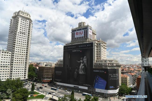 Photo prise le 12 juin 2018, montrant une bannière sur un échafaudage faisant la publicité du Huawei P20 Pro à l'extérieur d'un bâtiment de Madrid, en Espagne.