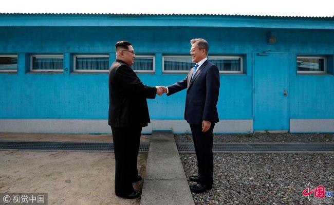 Le dirigeant de la RPDC Kim Jong-un (à gauche) et le président sud-coréen Moon Jae-in se sont serrés la main, le 27 avril 2018, sur la ligne de démarcation au village de Panmunjom.