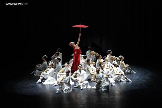 La Troupe de chants et de danses de l'Orient de Chine présente la danse poétique "Beauté nationale" à Santiago, au Chili, le 4 décembre 2018. (Photo : Jorge Villegas)