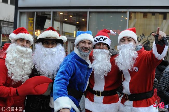 Des centaines de Pères Noël déferlent sur New York pour la SantaCon 2018