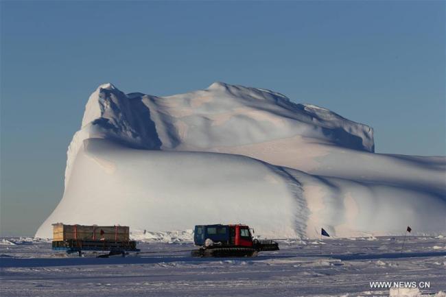 Des membres de l'équipe de l'expédition de recherche en Antarctique déchargent du matériel du brise-glace chinois Xuelong en Antarctique, le 6 décembre 2018. L'équipe de la 35e expédition de recherche en Antarctique de la Chine a achevé vendredi la première phase de l'opération de déchargement de matériel. Au total, 1,605 tonnes de fournitures diverses ont été transportées depuis le brise-glace chinois Xuelong . (Photo : Liu Shiping)