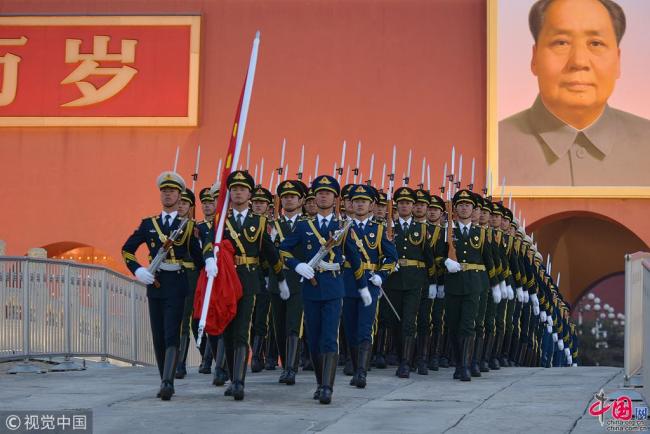 Le matin du 1er janvier, une grande cérémonie de lever du drapeaunational a eu lieu à la place Tian'anmen à Beijing.