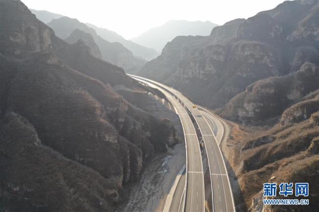 Après trois ans de construction, le tronçon Xinglongkou-Yanqing, un tronçon de l'autoroute Beijing-Chongli et un des projets clés des JO d'hiver 2022, a été mis en service. Cette section mesure 42 km de long. L’autoroute, une fois terminée, deviendra la troisième voie principale au nord-ouest de Beijing.