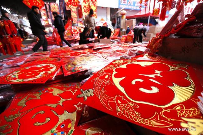 Décorations du Nouvel An sur un marché dans l'arrondissement de Jimo de la ville de Qingdao, dans la province chinoise du Shandong (est), le 8 janvier 2019. Des gens achètent des décorations pour célébrer le Nouvel An lunaire, qui tombe cette année le 5 février. (Photo : Liang Xiaopeng)