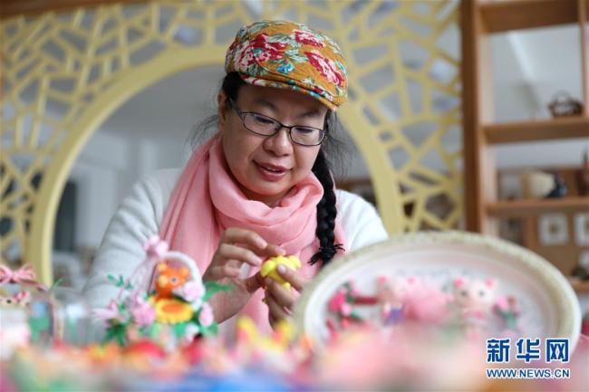 Une série de figurines en argile à l’effigie de cochons, réalisées par l’artiste Jiang Xuejie, seront bientôt exposées dans un centre culturel à Rongcheng, dans la province chinoise du Shandong, pour célébrer l’année du Cochon.