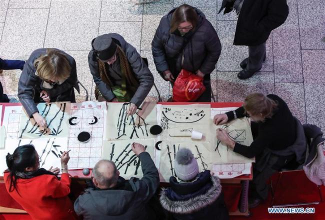 Des visiteurs apprennent la peinture traditionnelle chinoise dans un centre commercial de la Potsdamer Platz à Berlin, capitale de l'Allemagne, le 24 janvier 2019. L'activité « Joyeux Nouvel An chinois », une série de célébrations culturelles chinoises destinées à célébrer la prochaine fête du Printemps, a débuté au centre-ville le 24 janvier.