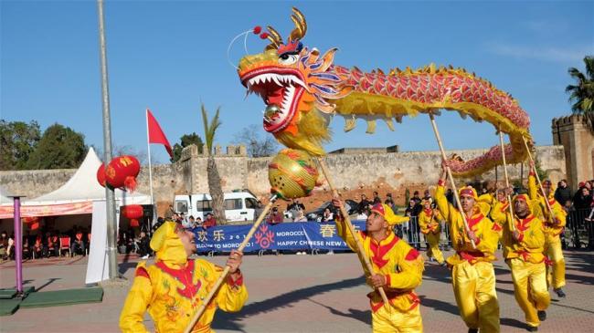 Des artistes chinois de Shenzhen présentent une danse du lion lors d'une manifestation pour célébrer la fête du Printemps chinois à Témara, au Maroc, le 28 janvier 2019. La fête du Printemps tombe le 5 février cette année . (Photo : Chen Binjie)