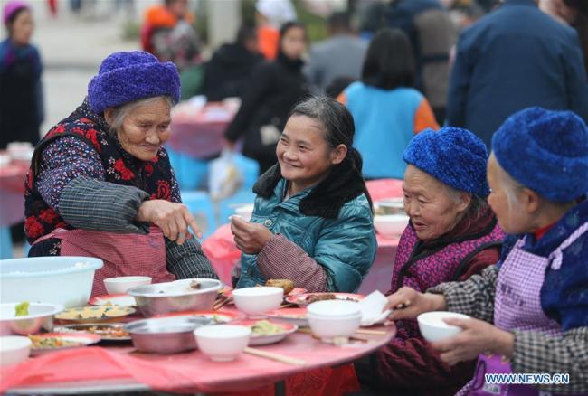 Des habitants d'une communauté de réduction de la pauvreté prennent un repas à l'approche de la fête du Printemps, dans le district de Huishui de la préfecture autonome Buyi et Miao de Qiannan, dans la province chinoise du Guizhou (sud-ouest), le 31 janvier 2019. (Photo : Zhang Hui)