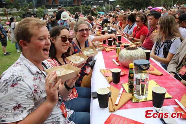 Nouveau record du monde Guinness : 764 personnes mangent des raviolis ensemble à Sydney