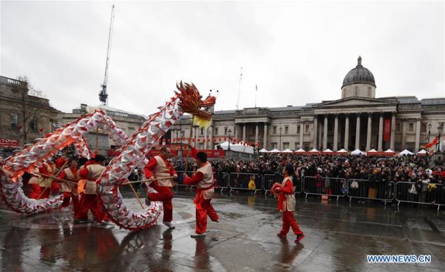 Des artistes présentent un spectacle de danse du dragon lors d'un défilé du Nouvel An lunaire chinois à Londres, au Royaume-Uni, le 10 février 2019. Londres a organisé l'une des plus importantes célébrations du Nouvel An chinois hors d'Asie, attirant plusieurs dizaines de milliers de personnes dans le centre-ville de la capitale britannique pour partager la joie autour de cette fête. (Photo : Han Yan)