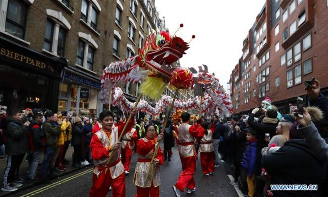 Des artistes présentent un spectacle de danse du dragon lors d'un défilé du Nouvel An lunaire chinois à Londres, au Royaume-Uni, le 10 février 2019. Londres a organisé l'une des plus importantes célébrations du Nouvel An chinois hors d'Asie, attirant plusieurs dizaines de milliers de personnes dans le centre-ville de la capitale britannique pour partager la joie autour de cette fête. (Photo : Han Yan)