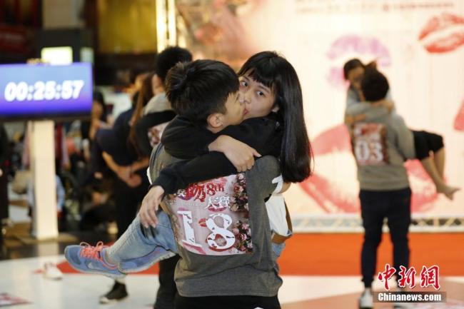 De nombreux couples ont participé le 10 février à un concours de baiser à la gare de Taipei alors que la fête de la Saint-Valentin arrive à grand pas.