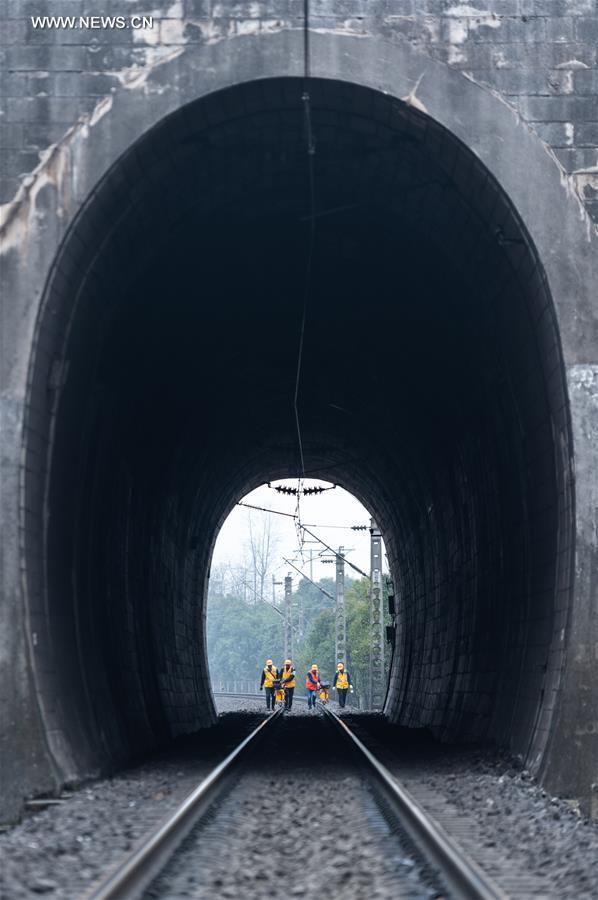 Des techniciens ferroviaires examinent des rails sur la section d'ingénierie et d'électricité de Liupanshui du China Railway Chengdu Group, à Liupanshui, dans la province chinoise du Guizhou (sud-ouest), le 11 février 2019. La période de pointe des voyages autour de la fête du Printemps a connu une hausse des flux de passagers. Les techniciens ferroviaires, face à une charge de travail accrue, ont oeuvré minutieusement pour assurer la sécurité ferroviaire. (Photo : Tao Liang)