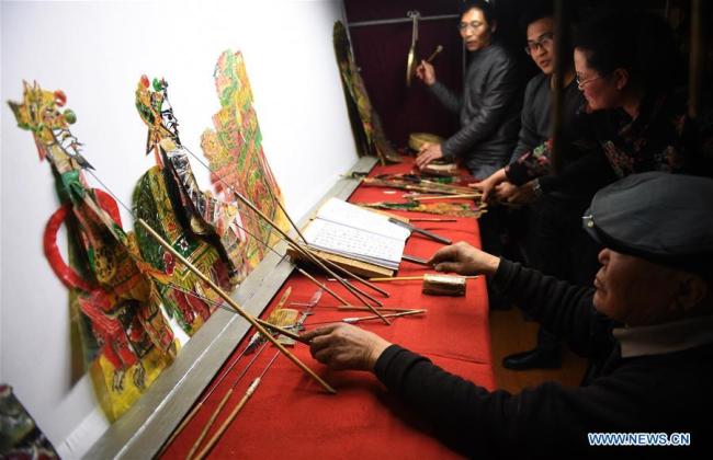 Un artiste folklorique donne un spectacle de théâtre d'ombres dans un centre culturel à Qian'an, dans la province du Hebei (nord de la Chine), le 12 février 2019. (Xinhua/Chen Ru)
