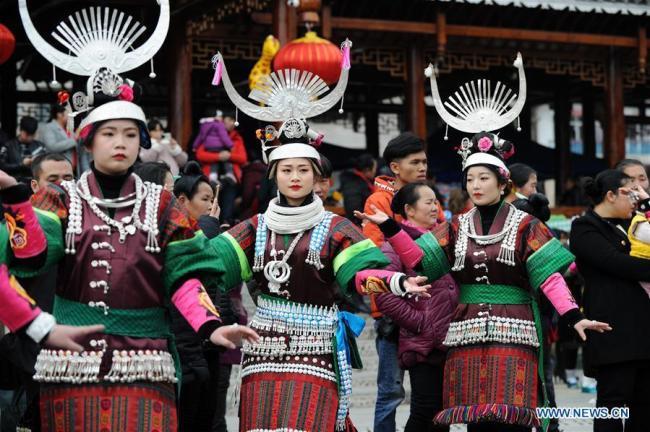 Guizhou : les Miao exécutent une danse du lusheng pour de bonnes récoltes