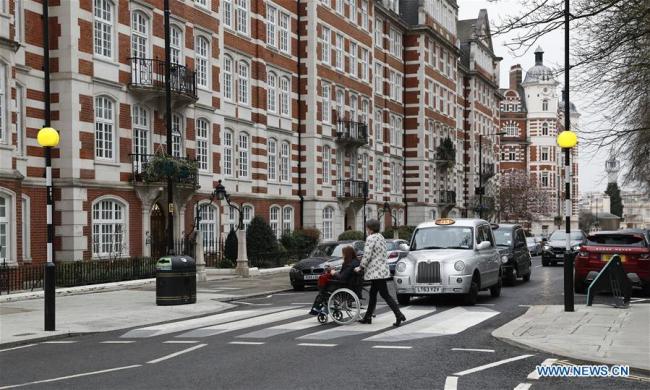 Photo prise le 1er mars 2019 montrant un passage piéton en « 3D » à Londres, en Grande-Bretagne. Selon la BBC, le premier passage piéton en « 3D » en Grande-Bretagne, peint sur une route dans le nord-ouest de Londres, a pour but de ralentir la circulation. (Xinhua/Han Yan)