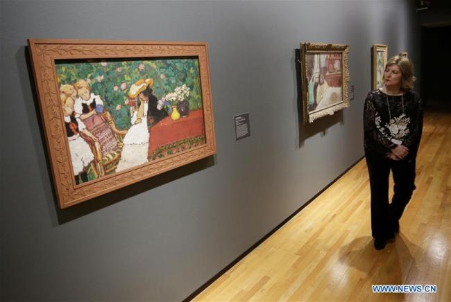 Une visiteuse regarde les tableaux d'une exposition intitulée "French Moderns: Monet to Matisse, 1850-1950" à Vancouver, au Canada, le 28 février 2019. L'exposition se tient du 21 février au 20 mai, et présente près de 60 oeuvres. (Photo : Liang Sen)