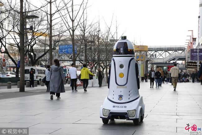 Le 3 avril, un « robot policier » est apparu dans la rue du centre commercial de Xidan, à Beijing.