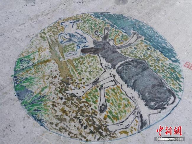 Ciel étoilé, forêts, rennes... Les participants du concours de peinture sur glace et neige font preuve d’une imagination infinie. Le canton de la minorité Evenki d'Aulunguya de la ville de Hulunbuir, au nord-est de la Mongolie Intérieure, est connu comme « la dernière tribu des cerfs de Chine ».