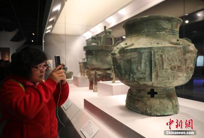 Une exposition sur l’histoire et la culture de la vieille ville de Ji’an, située dans la province du Jiangxi (est), vient d’ouvrir ses portes au musée de la capitale à Beijing. Divisée en cinq parties, l’exposition présente aux visiteurs une collection de 280 objets précieux conservés dans 15 musées ou organisation culturelles.