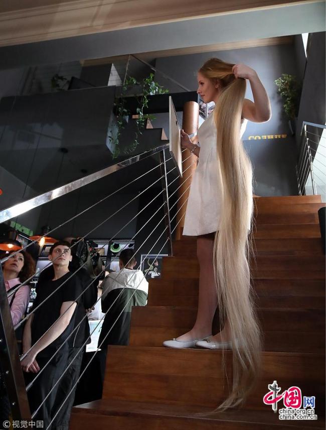 Une adolescente bat le record des plus longs cheveux d’Ukraine