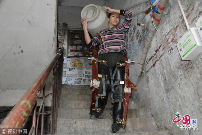 Un Chinois de 28 ans développe un exosquelette pour aider les livreurs
