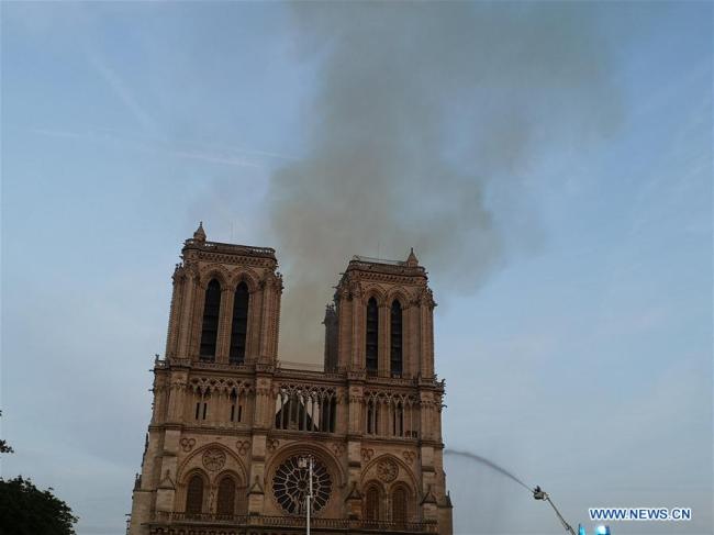 France/Incendie : la flèche et la toiture de Notre-Dame de Paris se sont effondrée