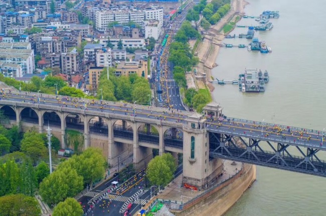 Les coureurs ont traversé le pont de Changjiang de Wuhan