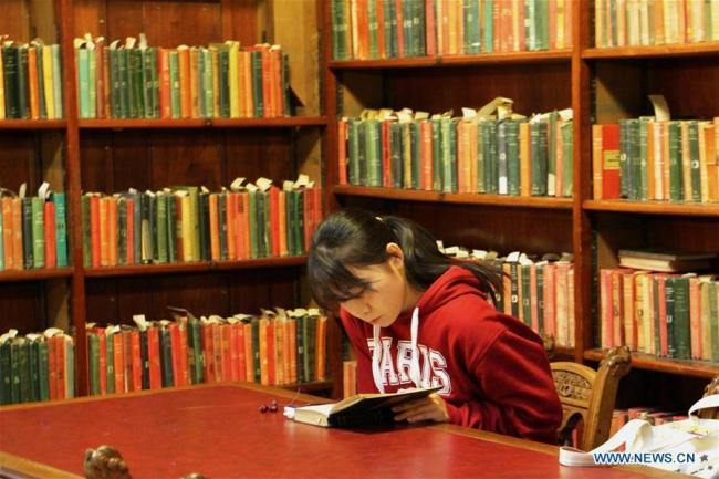 Une femme lit dans une bibliothèque à Adelaide, en Australie, le 21 avril 2019. La Journée mondiale du livre et du droit d'auteur est un événement annuel célébré le 23 avril pour promouvoir la lecture, la publication et les droits d'auteur. (Xinhua/Lyu Wei)