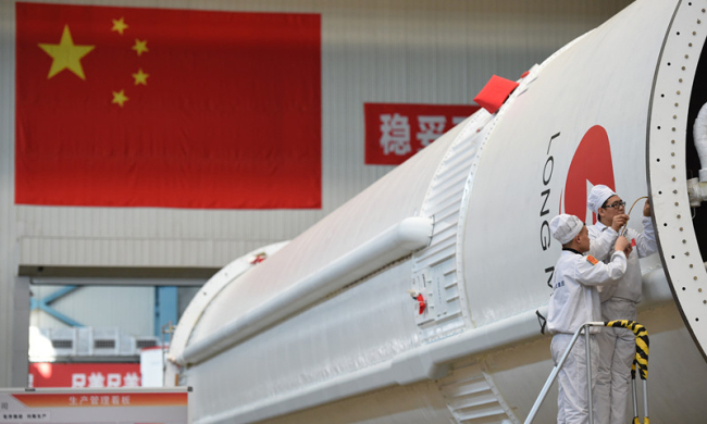 Photo prise le 24 avril, Journée de l’espace en Chine, montrant les éléments de la fusée Longue-marche 5, dont le lancement est prévu en juillet.