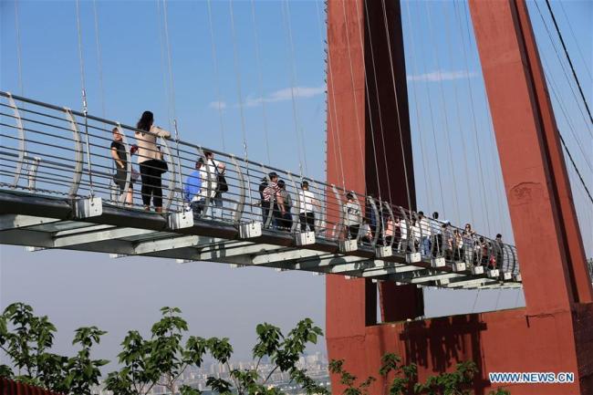 En photos : le pont de verre du parc d'aventures Huaxi World