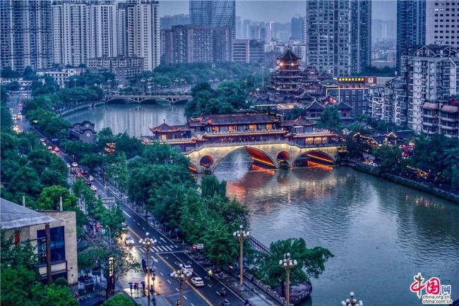 Chengdu : le vieux pont d’Anshun Langqiao sous la pluie
