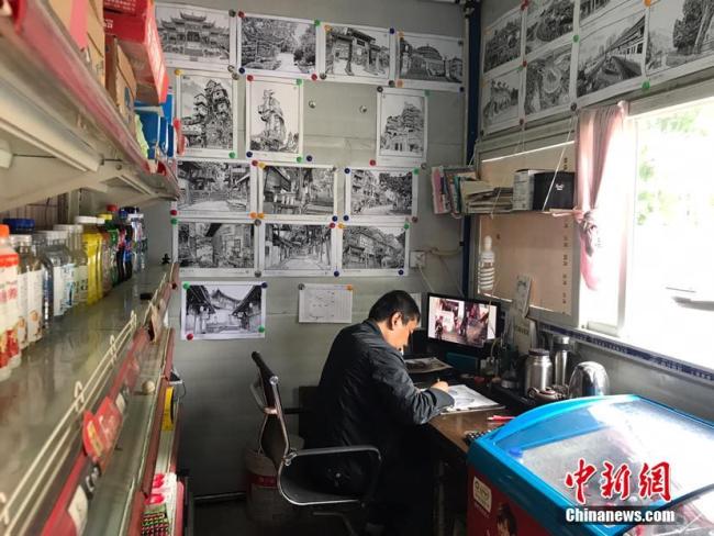 Un agent de sécurité plein de talent dessine des sites touristiques de Chongqing