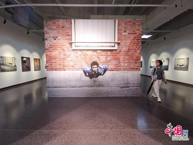 « La chute » du photographe français Denis Darzacq exposée à Wuhan