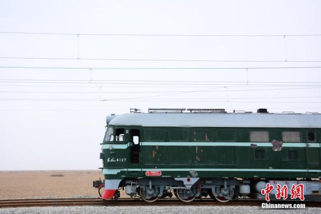 Le chemin de fer Golmud-Korla, une ligne reliant le Tibet au Xinjiang